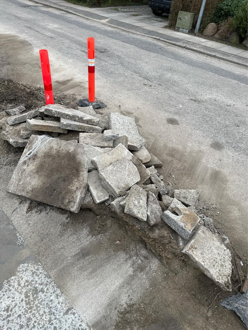 Ryddet have fliser og lidt jord væk .