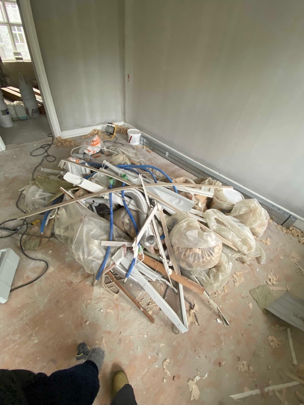 Hente byggeaffald fra lejlighedsrenovering