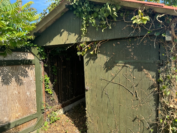 Fjernelse af lille skur med asbesttag