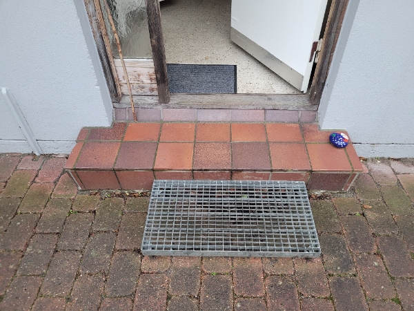 Betontrappe, udendørs ved hoveddør