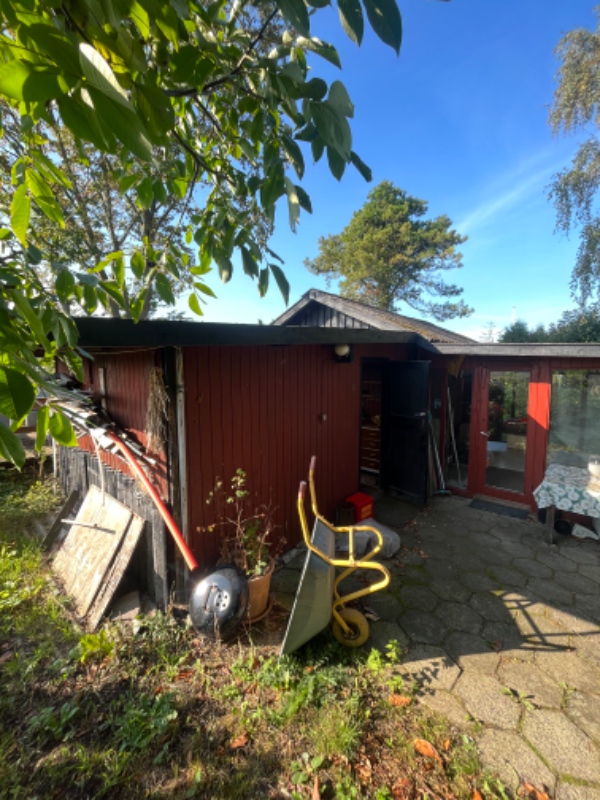 Nedrivning og bortkørsel af skur og udestue