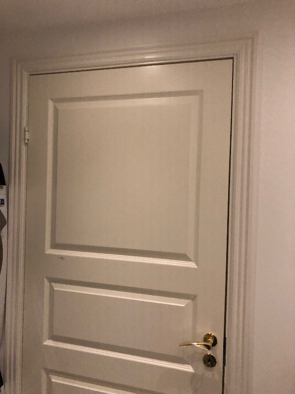 En dør, der hænger og derfor binder. Et vindue/lem der gør det samme