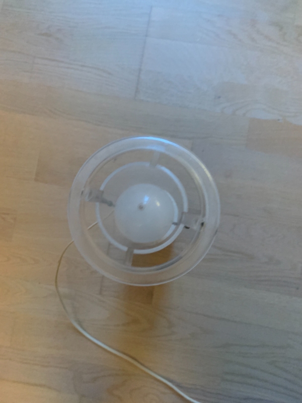 2 "antikke"  bordlamper - De har begge fatninger med omløbsring, der sidder løst. De skal strammes