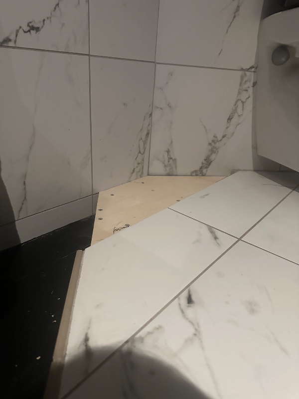 Montering af fliser ved toilet