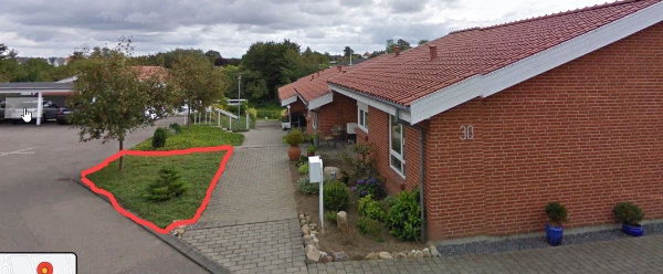 Fjerne bunddække på ca. 15 kvm. Der skal udlægges granitskærver i stedet.