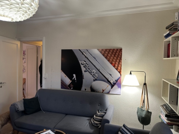 Fjerne savsmuldstapet, spartle vægge, fræse el ind og sætte filt op i en mindre stue.