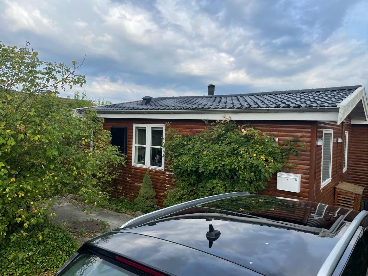 Male lille sommerhus  udvendigt