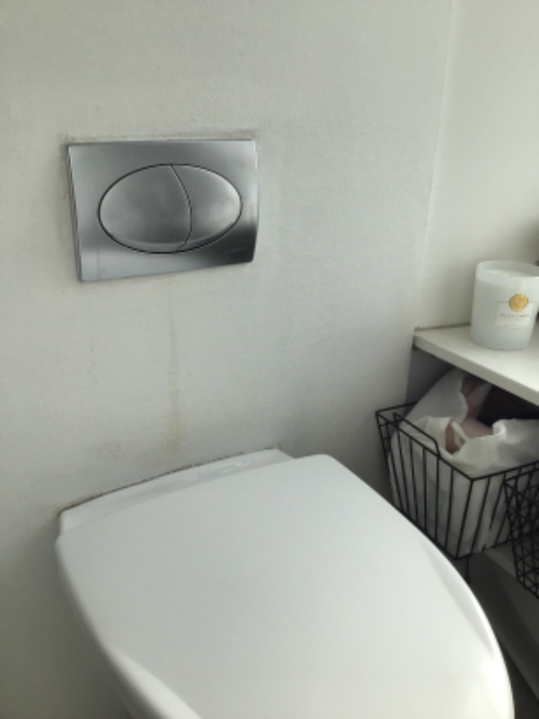 Fikse væghængt toilet, der ikke fyldes op