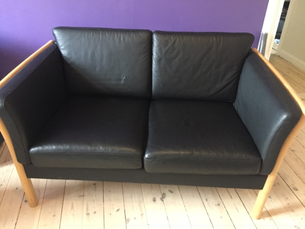 Sofa og et tæppe til genbrugspladsen