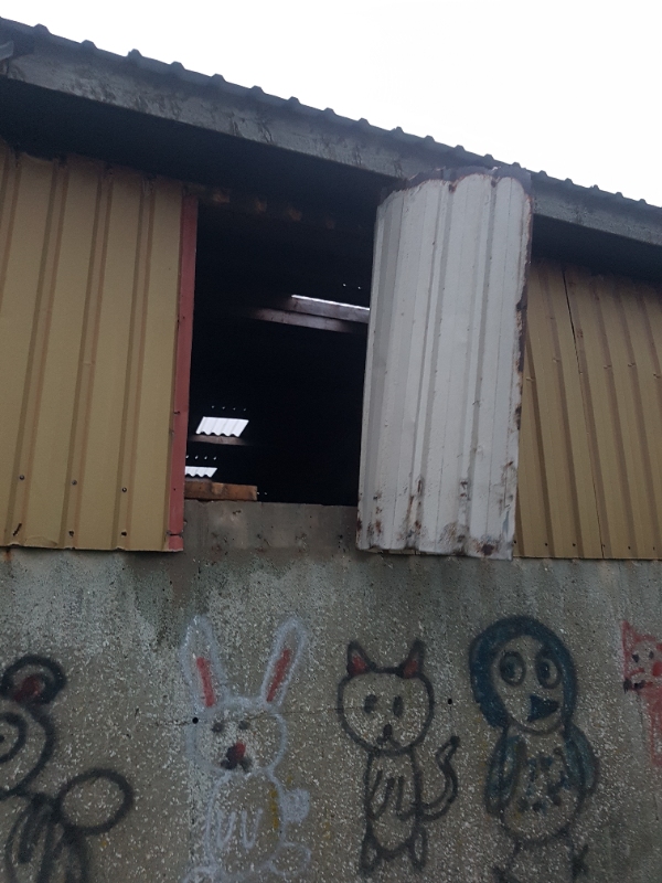 Sætte metalplade fast