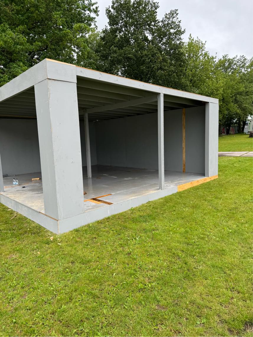 Nedrivning af træbod på Roskilde Festival