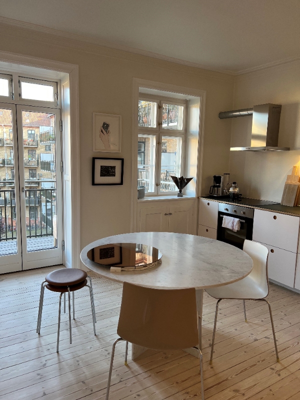 Flytning af marmorbord fra lejlighed på 3. sal til lejlighed på 1. sal i samme andelsboligforening.