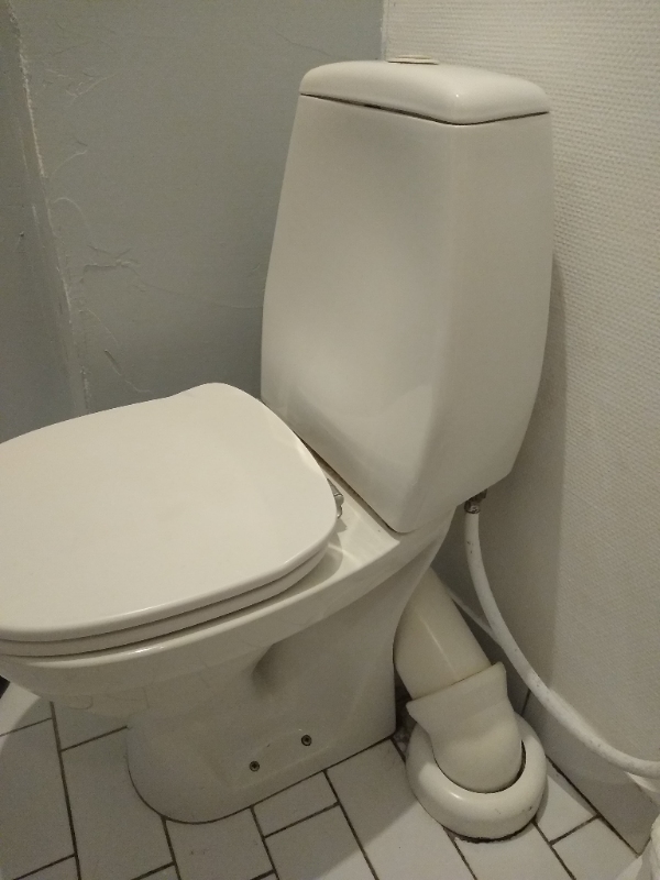 Afmonteret toilet med P-lås og monteret nyt