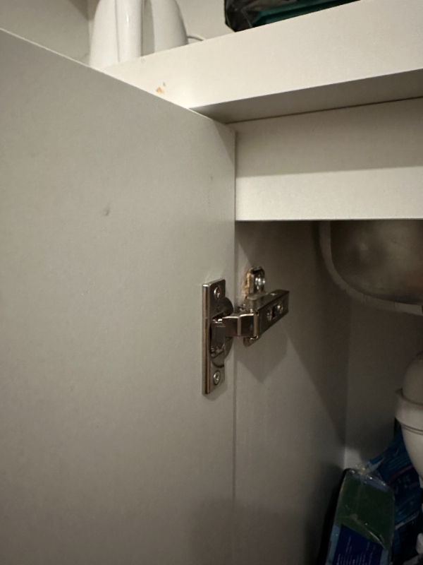 køkkenets skab er faldet ud og jeg har prøvet flere gange at montere det men uden held.