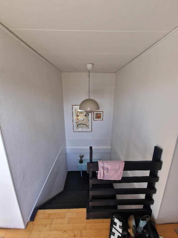 Fuldspartlet trappeskakt i rækkehus ovenpå savlsmuldstapet med indfarvet kalk spartel. Ca. 40m2