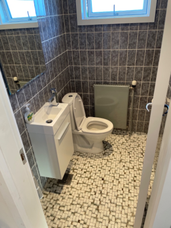 Rengøring af to badeværelser, rengøring af køkken skabe udvendig og indvendig, rengøring af paneler,