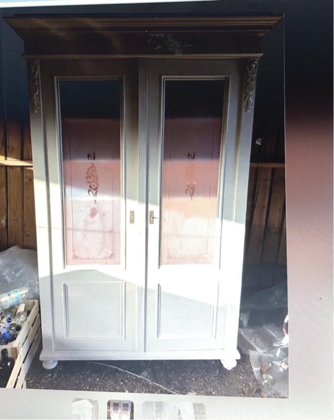 Flytning af skab og bæres op til 2. Sal