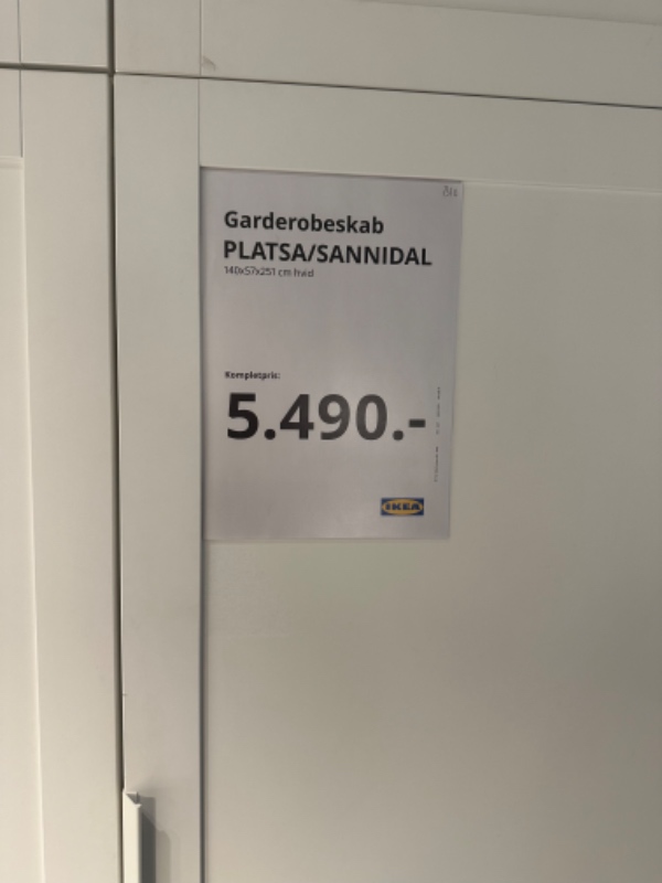 Samlet et kæmpe ikea skab