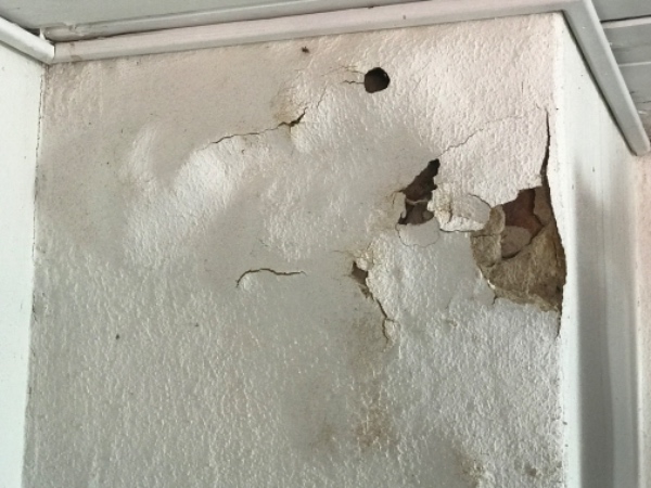 Revne i ydermur på 2 sider. Reparation af vandskade på muret mur indenfor