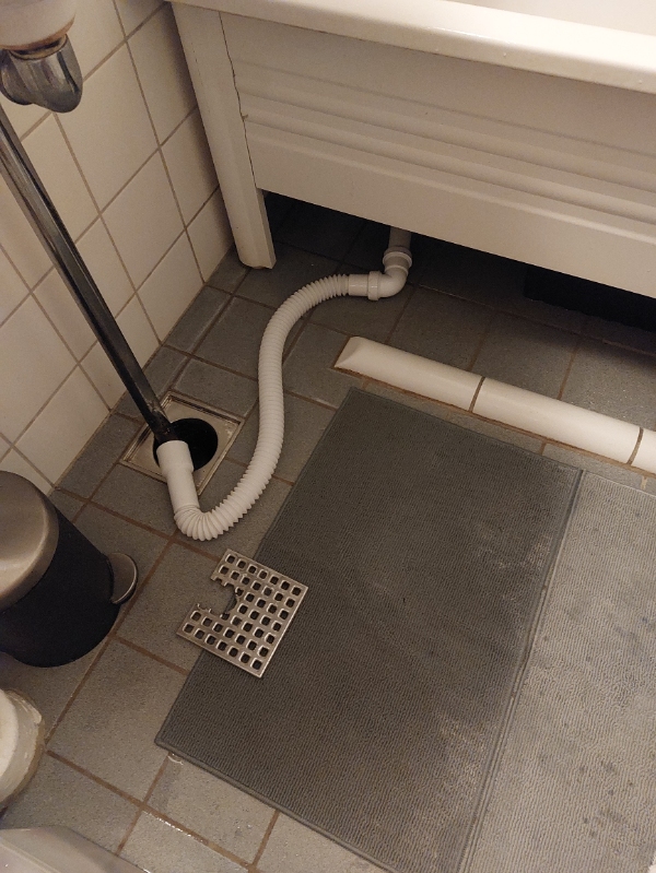 Tilslutning af fritstående badekar til afløb