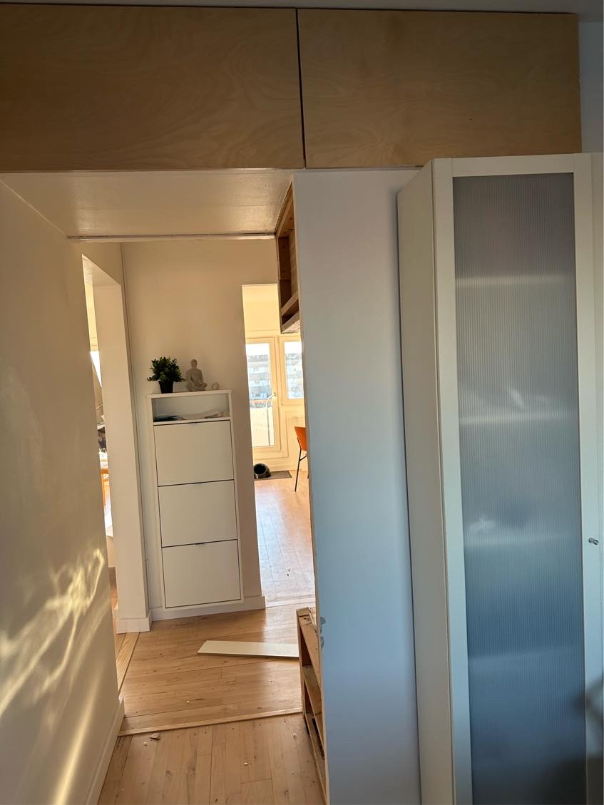 Opsætning af indbygget skydedør og plader til at dække af