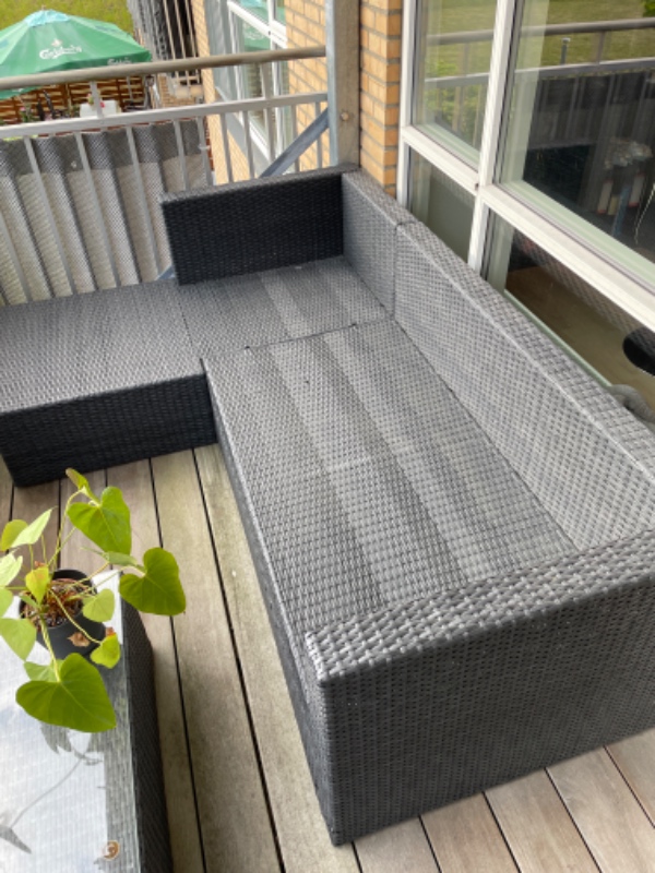 Afhentning og udsmidning af loungesofa