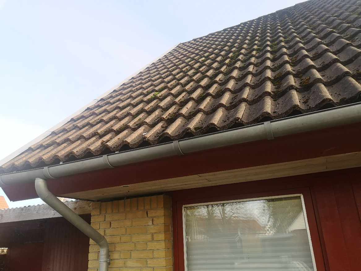 Hjælp til at sætte tagrender på plads, som har løsnet sig.