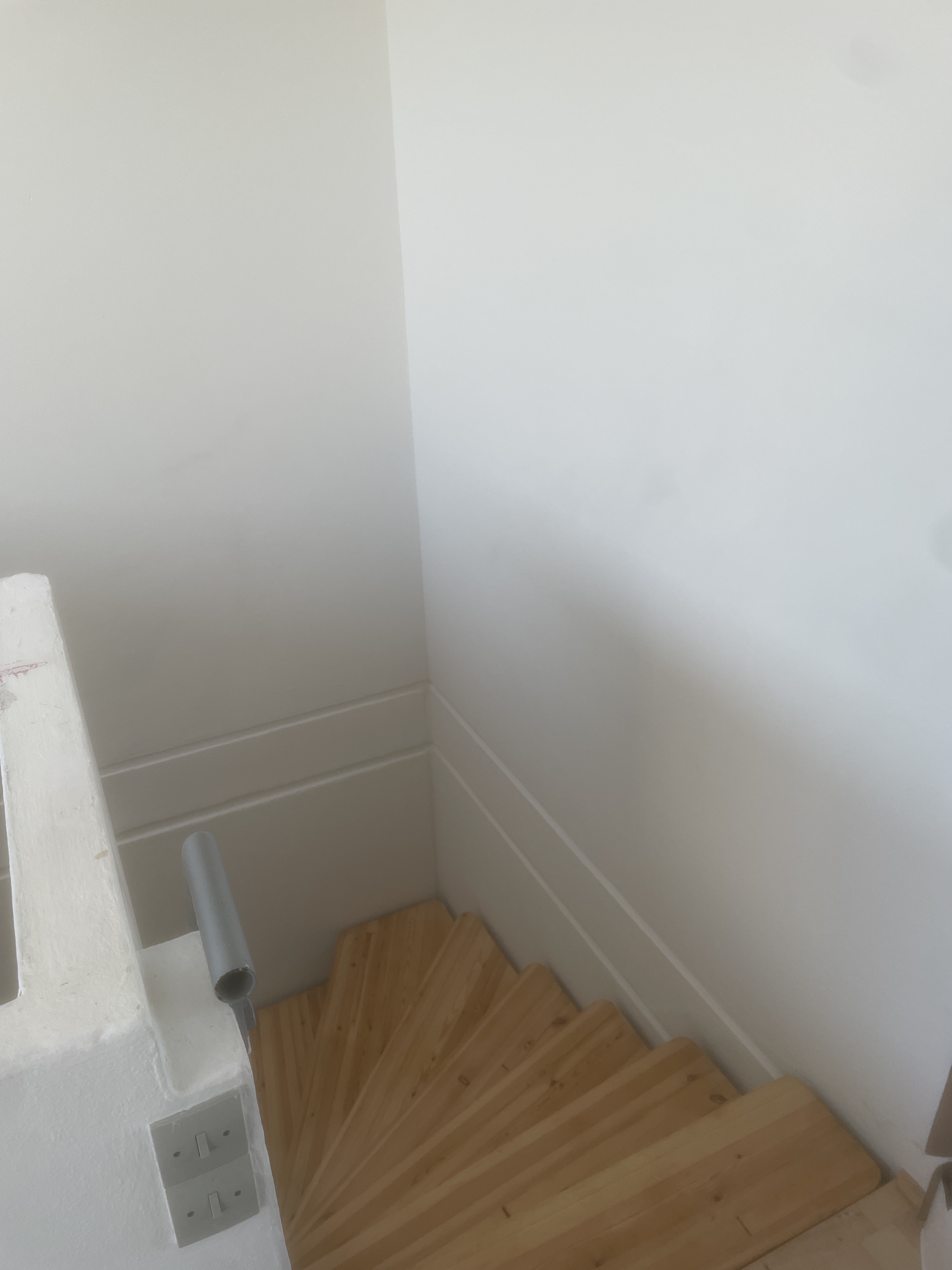 Hjælp til at hænge billedet op over trappe