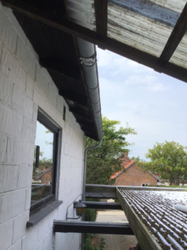 Rensning af et par meter tagrende, der sidder højt + måske tætning med tjæretape