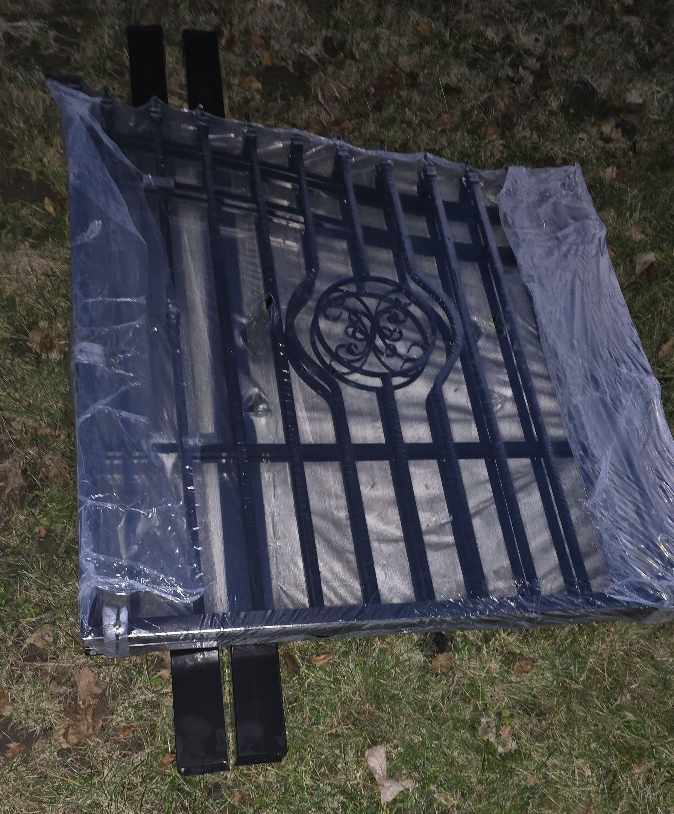 Udgravning og støbning af to Jernstolper til haveport