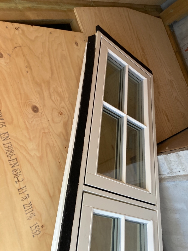 Kørsel af vinduesparti og metal gitter til genbrugsplads