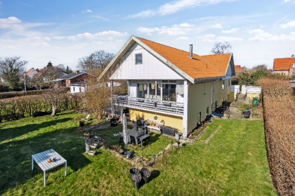 Jeg har en fugtig kælder og vil gerne have det løst evt. med fugtbremse eller efterisolering af ydermur/sokkel