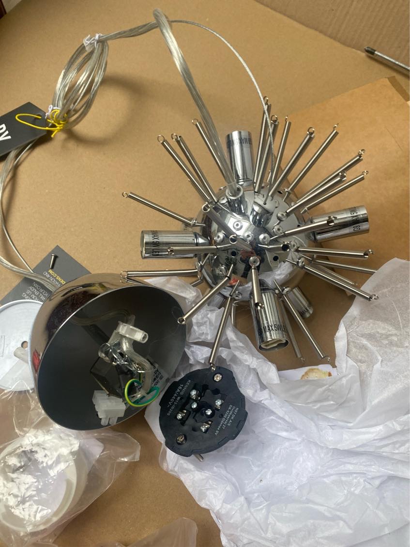 Ophæng af lampe over trappe