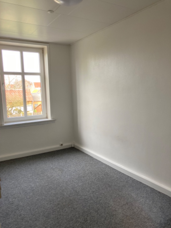 Lægge 60m2 laminatgulv og lister