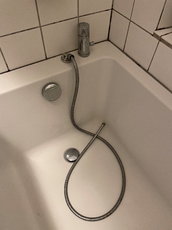 udskifning af vandslange monteret i badkaret, og udskiftning af køkken vask armature.