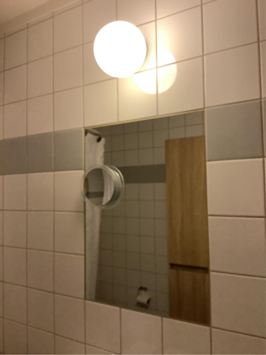 Have et godt råd til nyt spejl og belysning og opsætning på badeværelse.