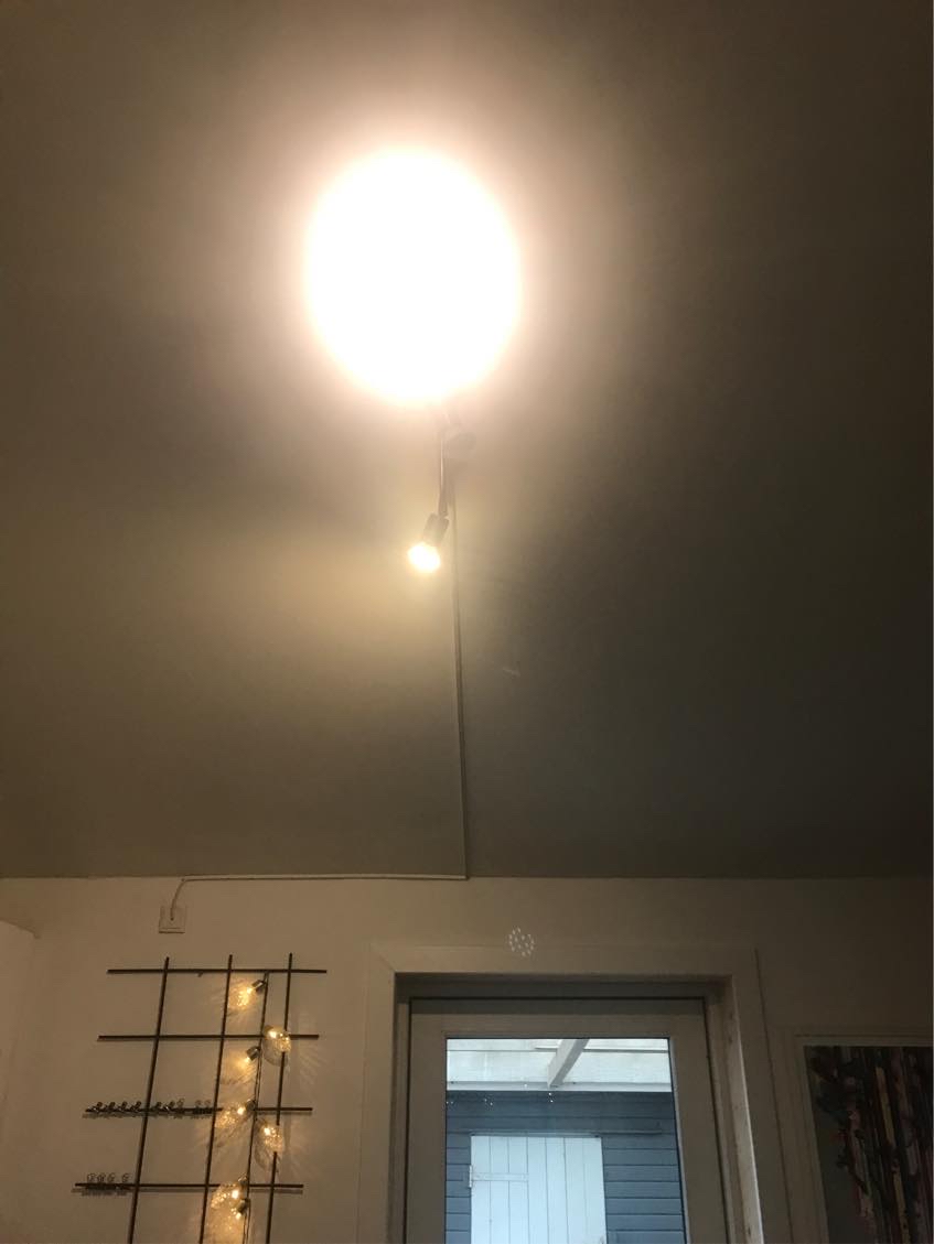 Lampe skal hænges op i køkkenloft