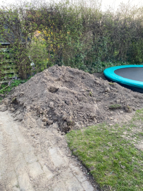 Jord til genbrugsplads. Stor trailer, trillebør og trailer påkrævet 