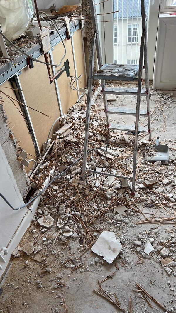 Afhentet bggeaffald fra en lejlighed på 2. Sal. En nedrevet væg, loftsplader fra to stuer,