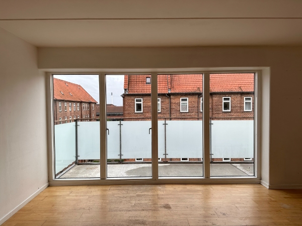 Udskiftning af gummifuger omkring 4 vinduespartier og gummifuger i bruseniche