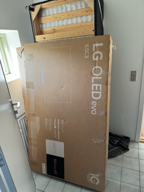 Fjerne skrald: boxmadras 90x200, puder og et par kasser