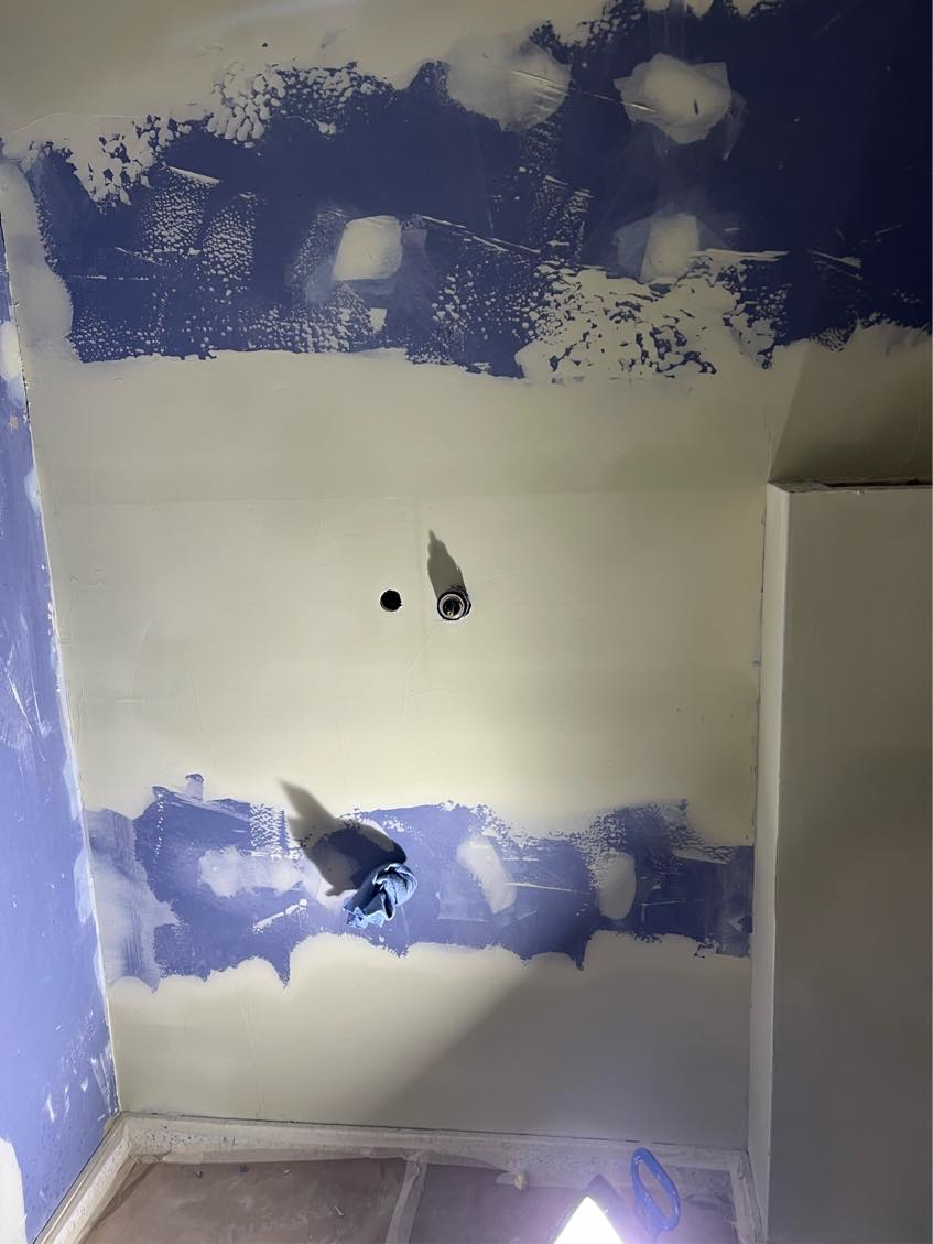 Montering af blandningsarmatur og håndvask, samt bruser.