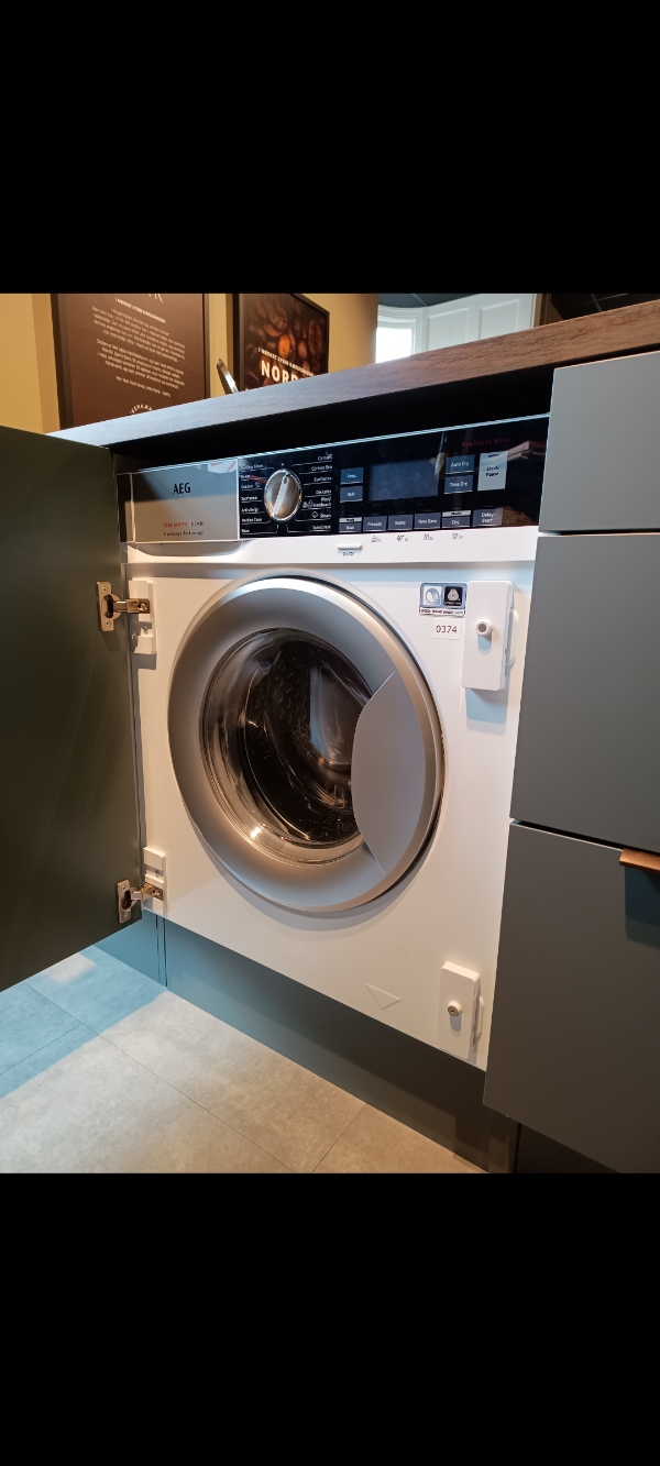 Køkken: Opsætning af HTH skab og tilslutning af ndbygget køleskab og vaskemaskine