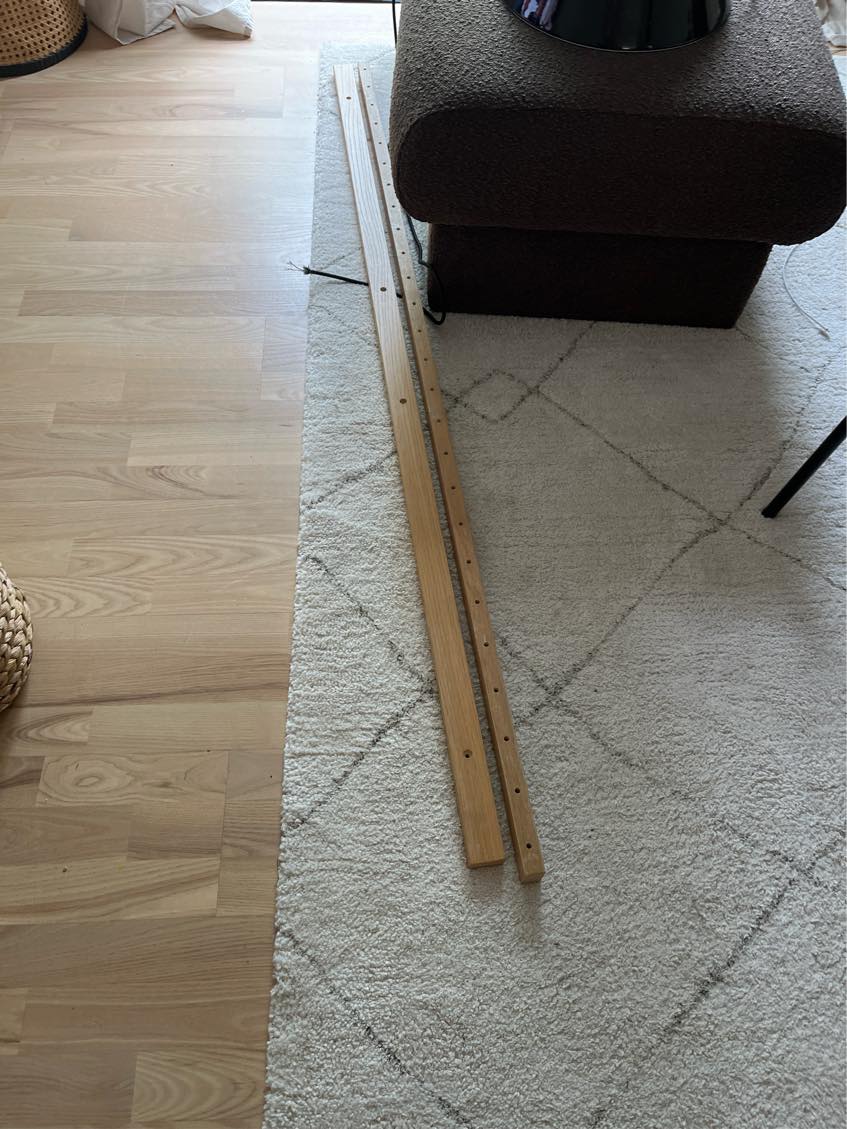 Ophæng af to reoler, 55” tv op på væg, tv bord op på væg