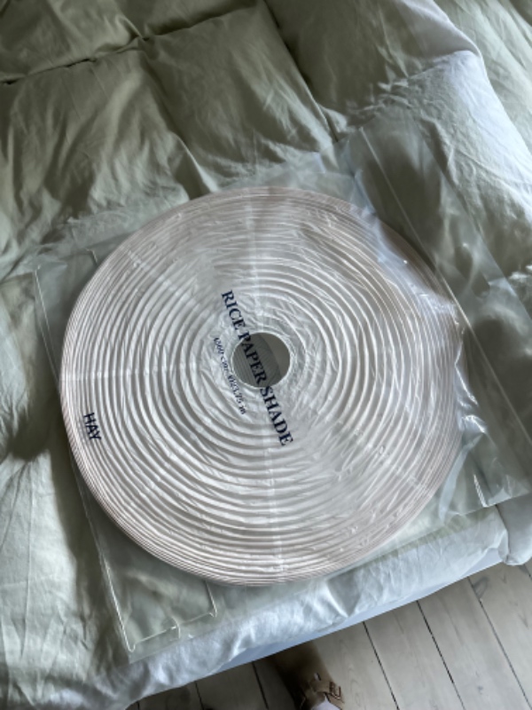 Hjælp til ophæng af to lamper, et spejl og et natbord.