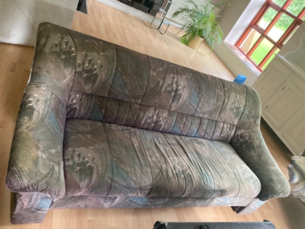 Hjælp til at flytte møbler på Genbrugsplads