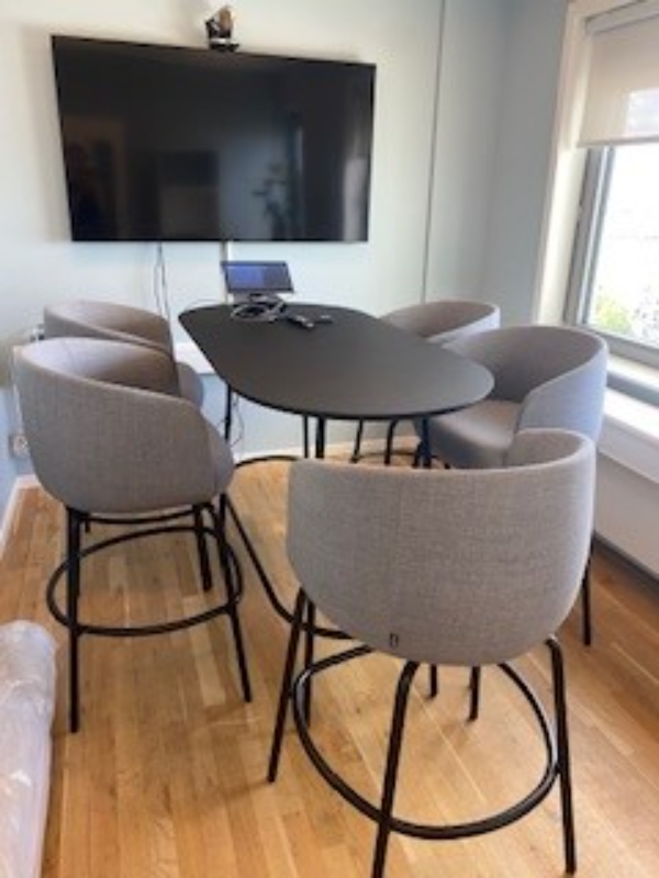 Kørt et bord og 4 højstole fra København K til 2650