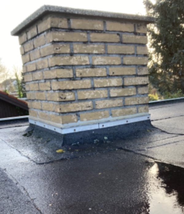 Udskiftning af fuger på inddækning ved skorsten