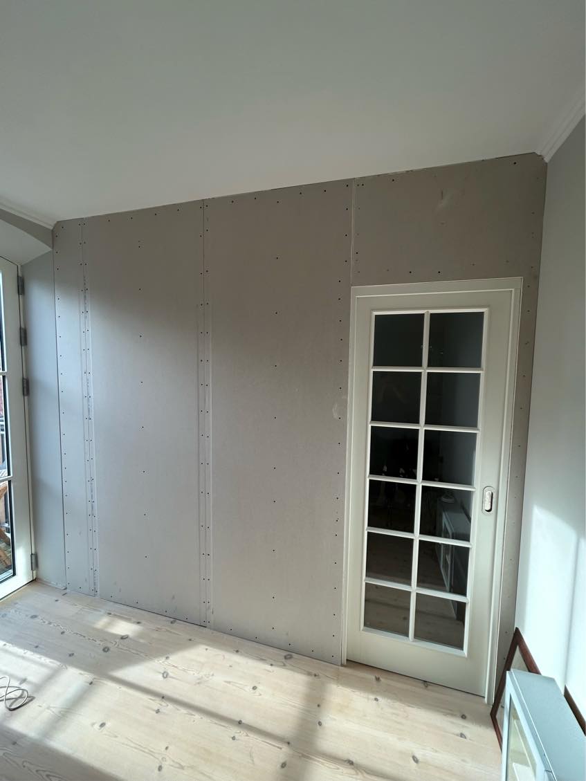 Spartling af skillevæg samt filt, små ophængshuller i flere rum repareres