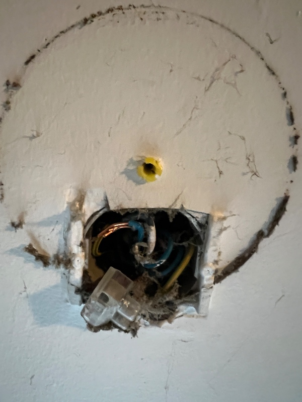 Elektriker til skift a ventilator, opsætning af spot i loft og lampe over vask